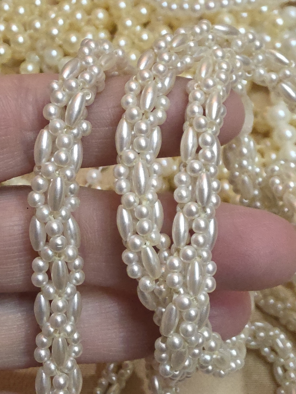 26 PAIRS OF FAUX PEARLS EXCELLENT CONDITION KEEP OR RESELL - Picture 5 of 6
